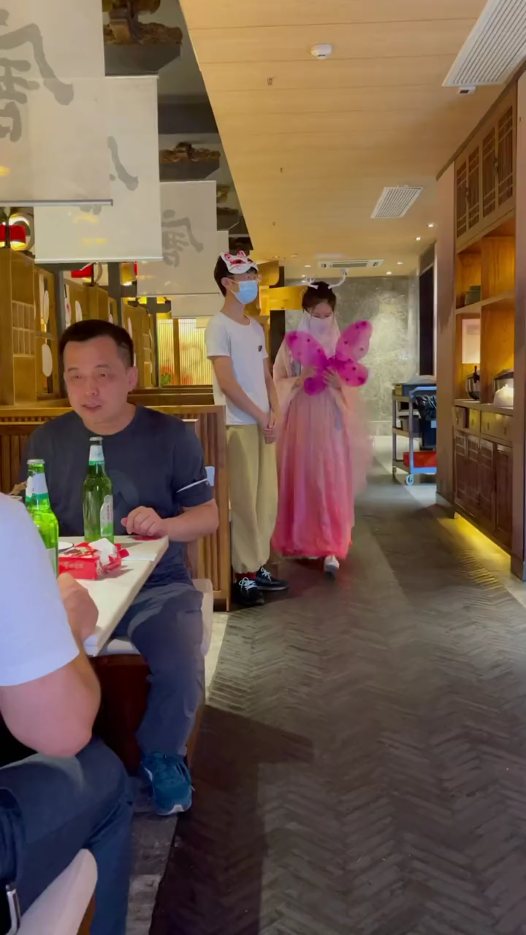 霸气十足的开酒方式全网最帅开瓶猫西安唐猫庭院