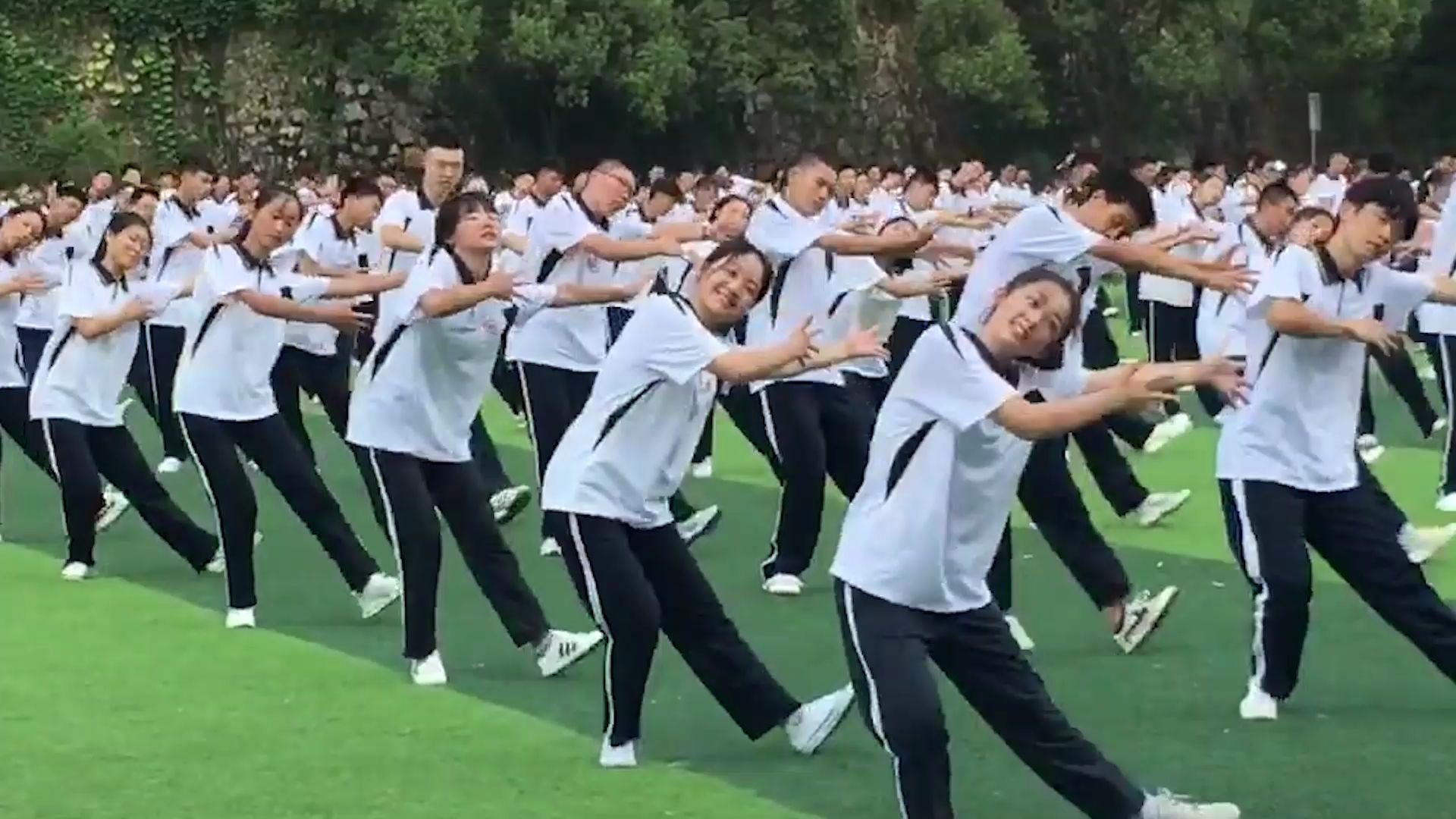 [图]开学第一课：看看别人家学校的广播体操