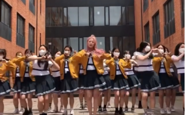 [图]【fromis_9】白知宪首艺高校服版《WE GO》 feat.同学们