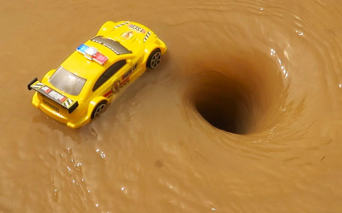 酷挖掘机自卸车工程车被漩涡吸走了