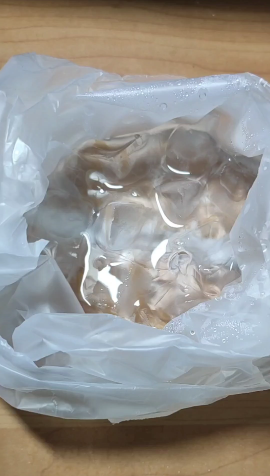 [嗑冰]一袋半化的奶茶冰吃完啦!