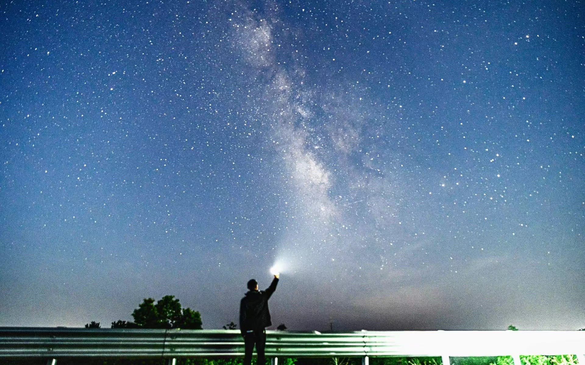 “当我抬头仰望星空的时候,一切已经释然了”哔哩哔哩bilibili