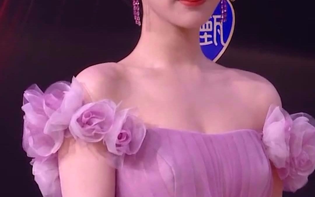 杨紫露肩樱花粉裙图片