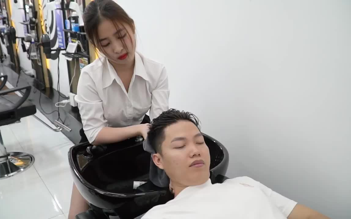 在越南理发店理发先洗头按摩再理发享受