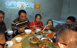 Скачать видео: 包立春去田里放地笼，桃子姐做一盆芋儿鸡，香气四溢，一家人吃爽了