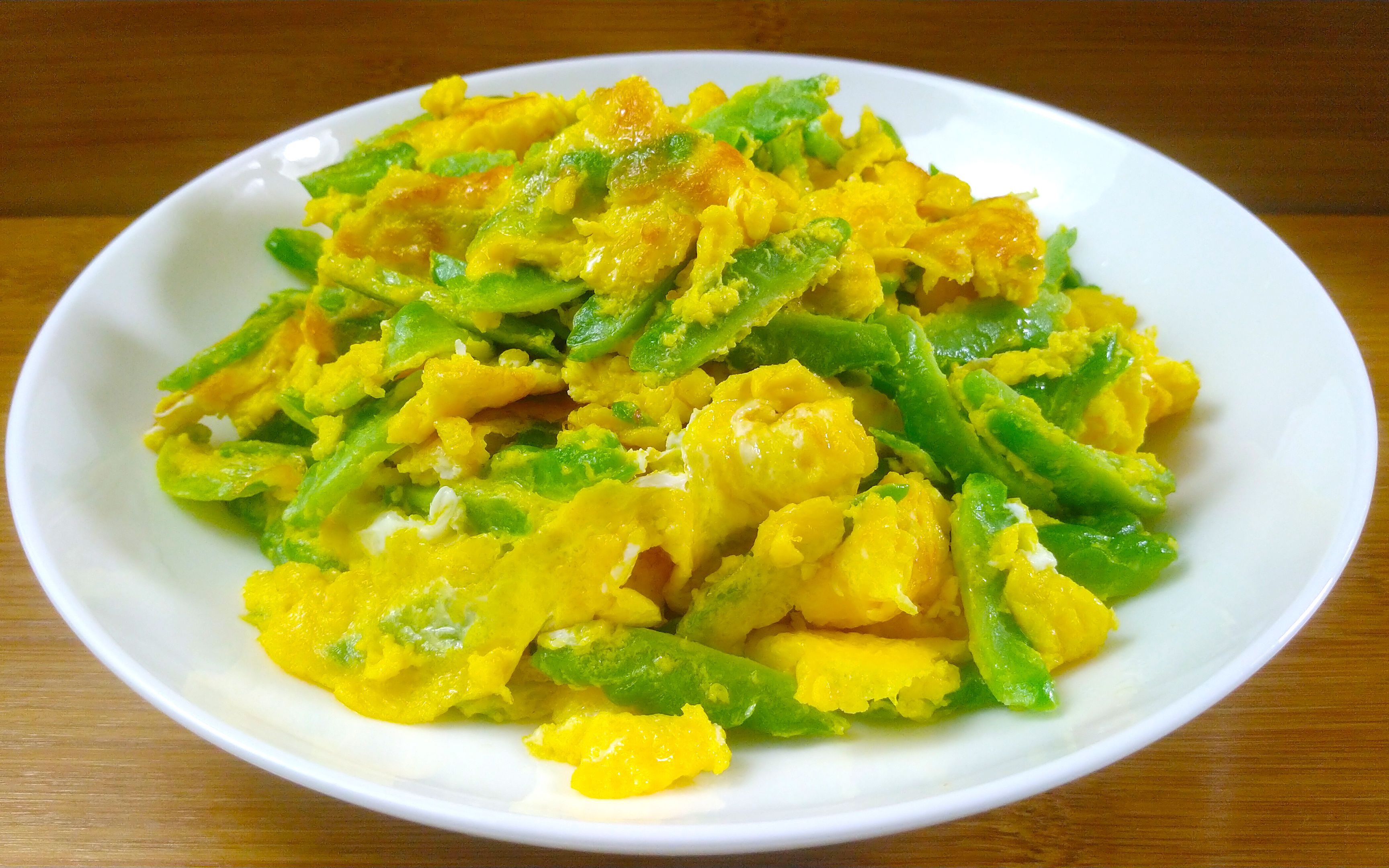 苦瓜炒鸡蛋这样做苦瓜不发苦,鸡蛋还好吃,一盘不够吃