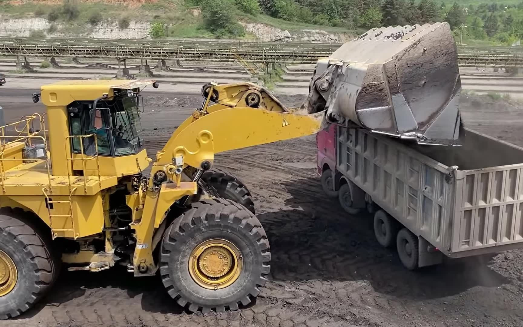 cat 990装载机煤炭装车