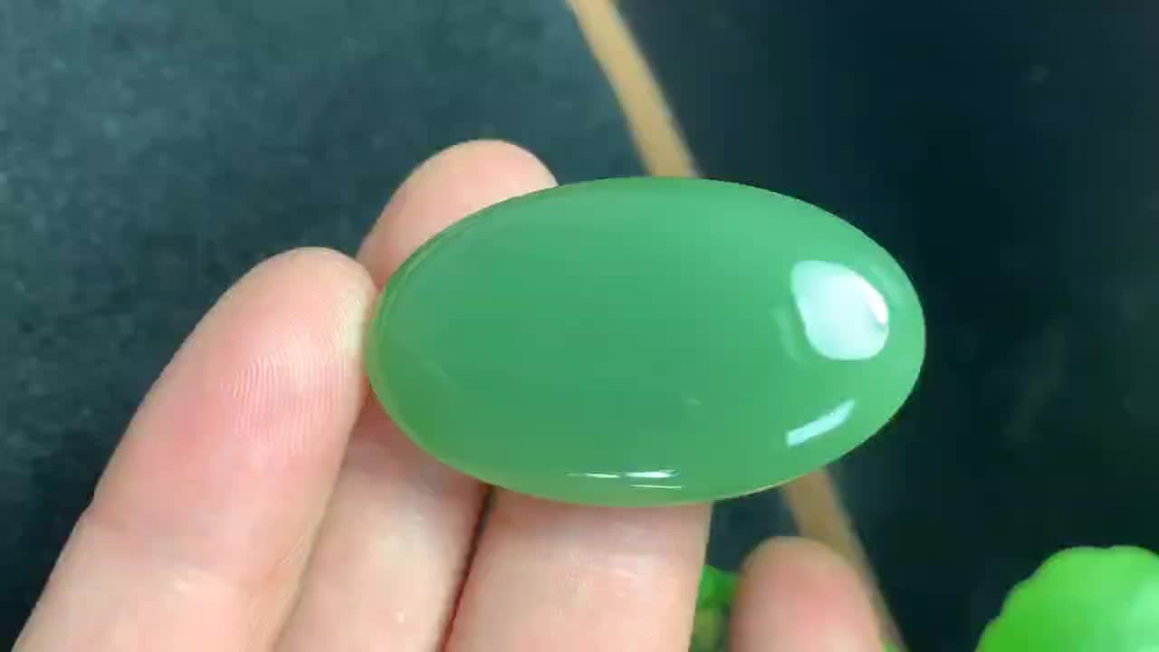 和田玉碧玉粉绿椭圆蛋面,俄料老料玉质细腻脂粉油性十足色泽饱满,镶嵌