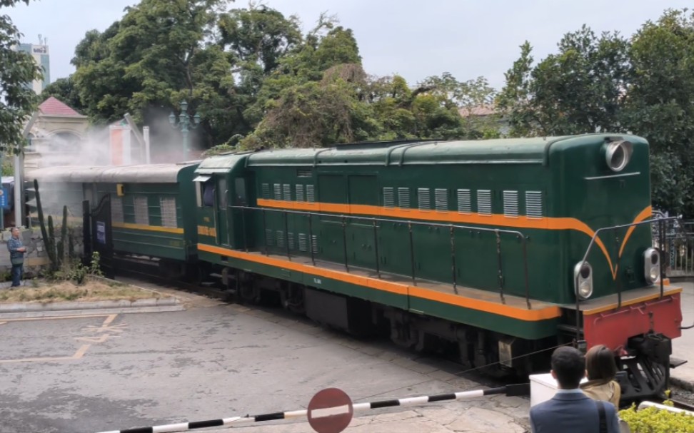 越南米轨dfh21牵引货列过河口口岸道口