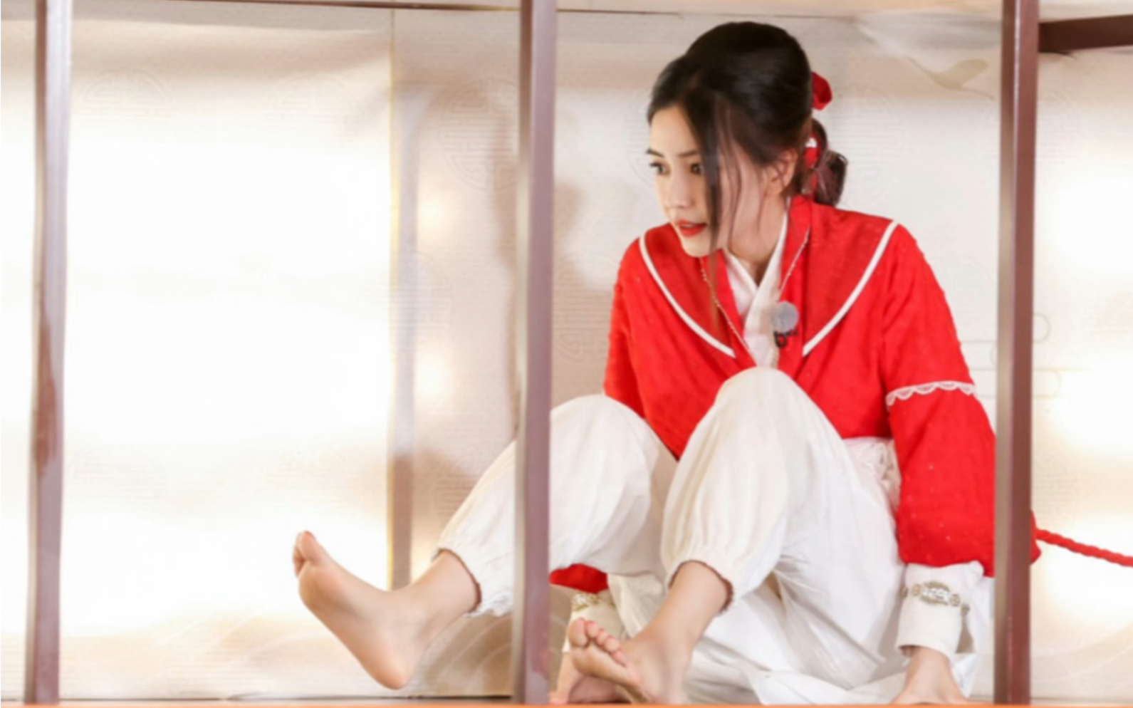 angelababy光脚挑战玩游戏