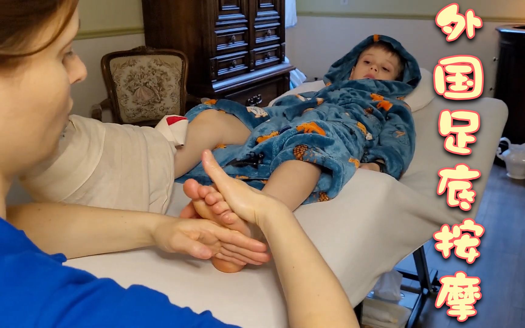 外国足底按摩给小朋友进行按摩