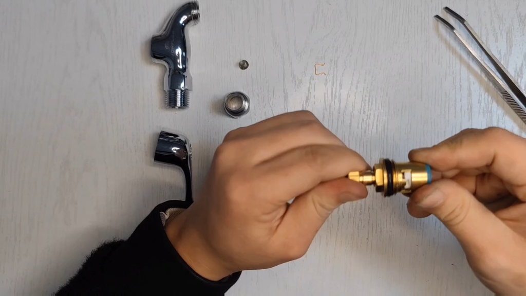 帅帅的组装一个水龙头,超级解压!