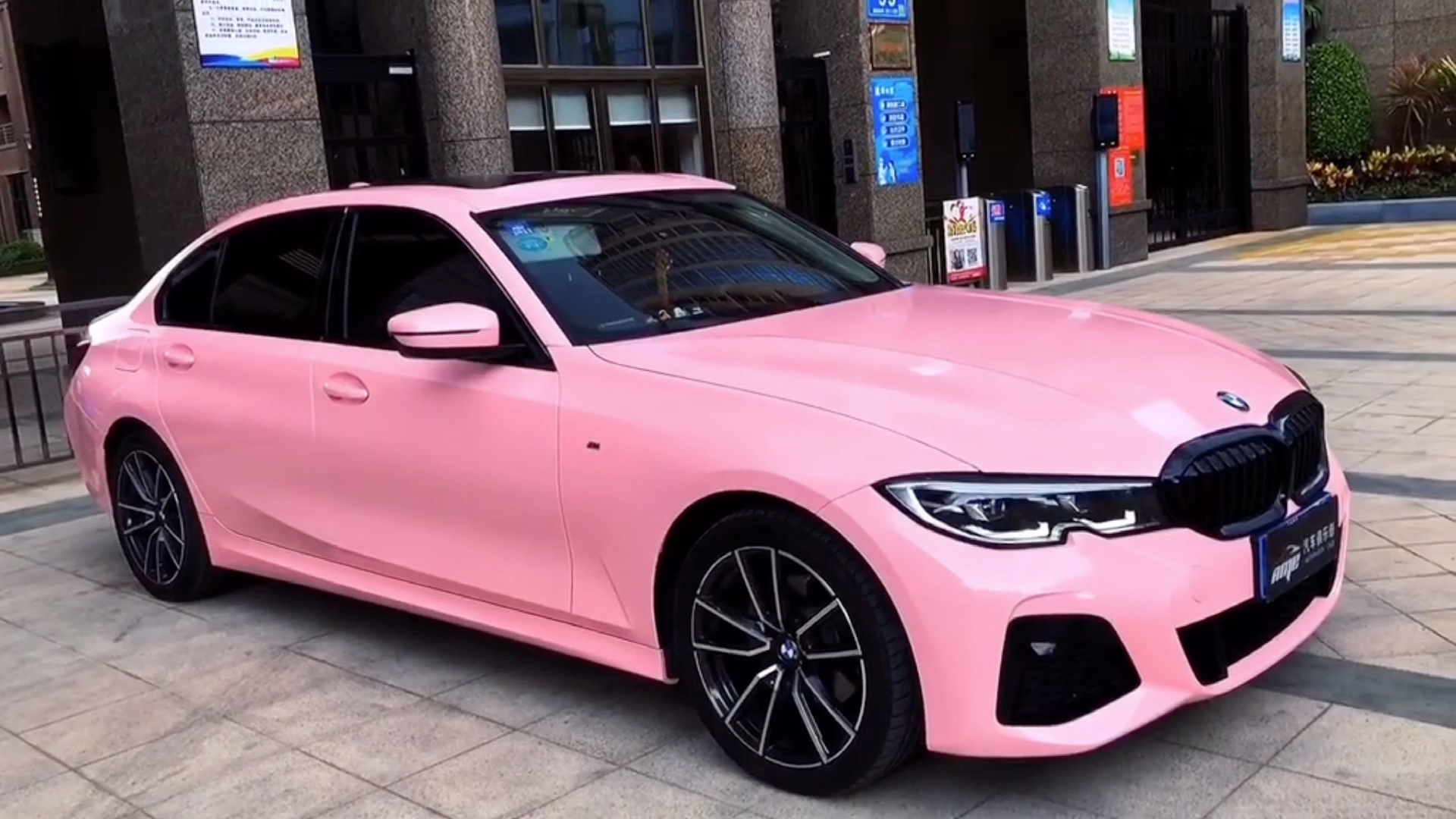 宝马新3系车身改色贴膜,漆面樱花粉改色膜,整体少女心爆棚有没有