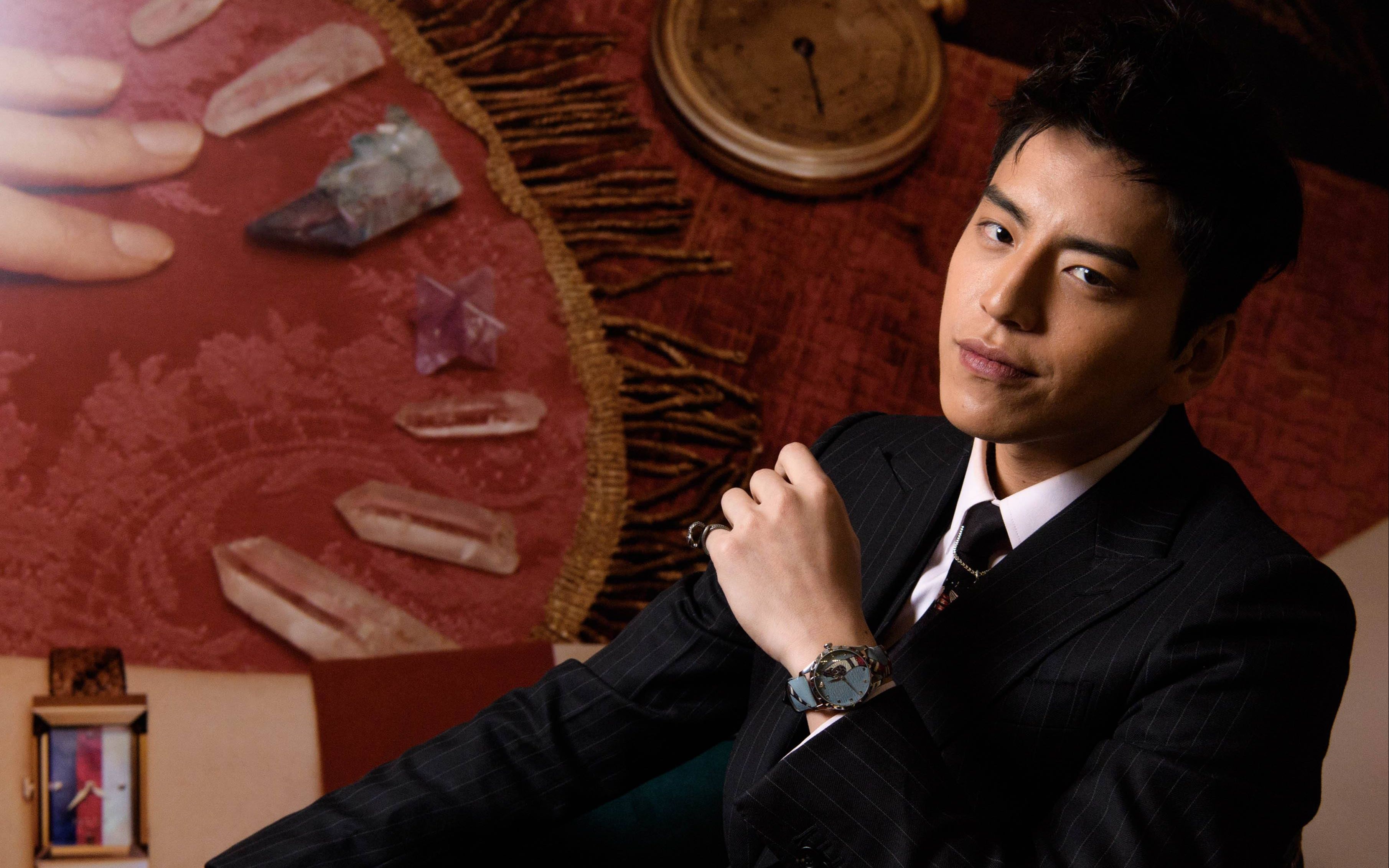 郑恺与王大陆深夜唱k,抽烟姿势娴熟老练,夜生活很丰富!