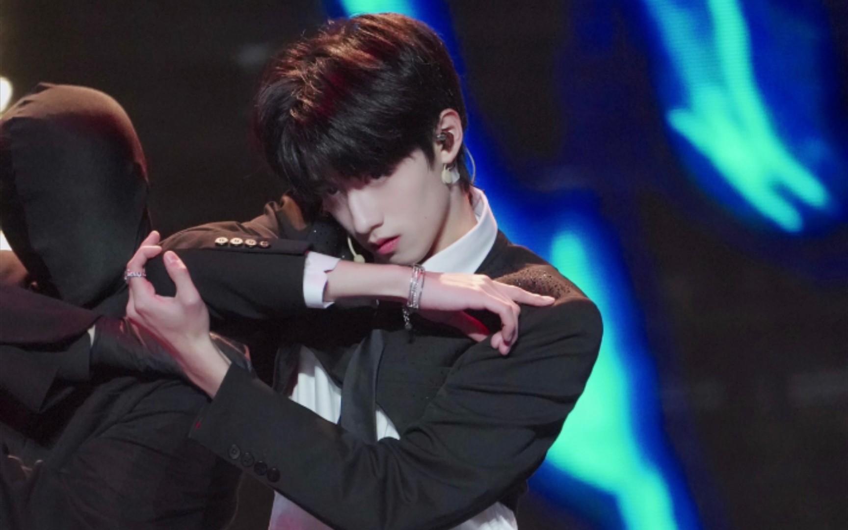 朱志鑫震惊来看05后绝美国产钓系男高演绎badguy