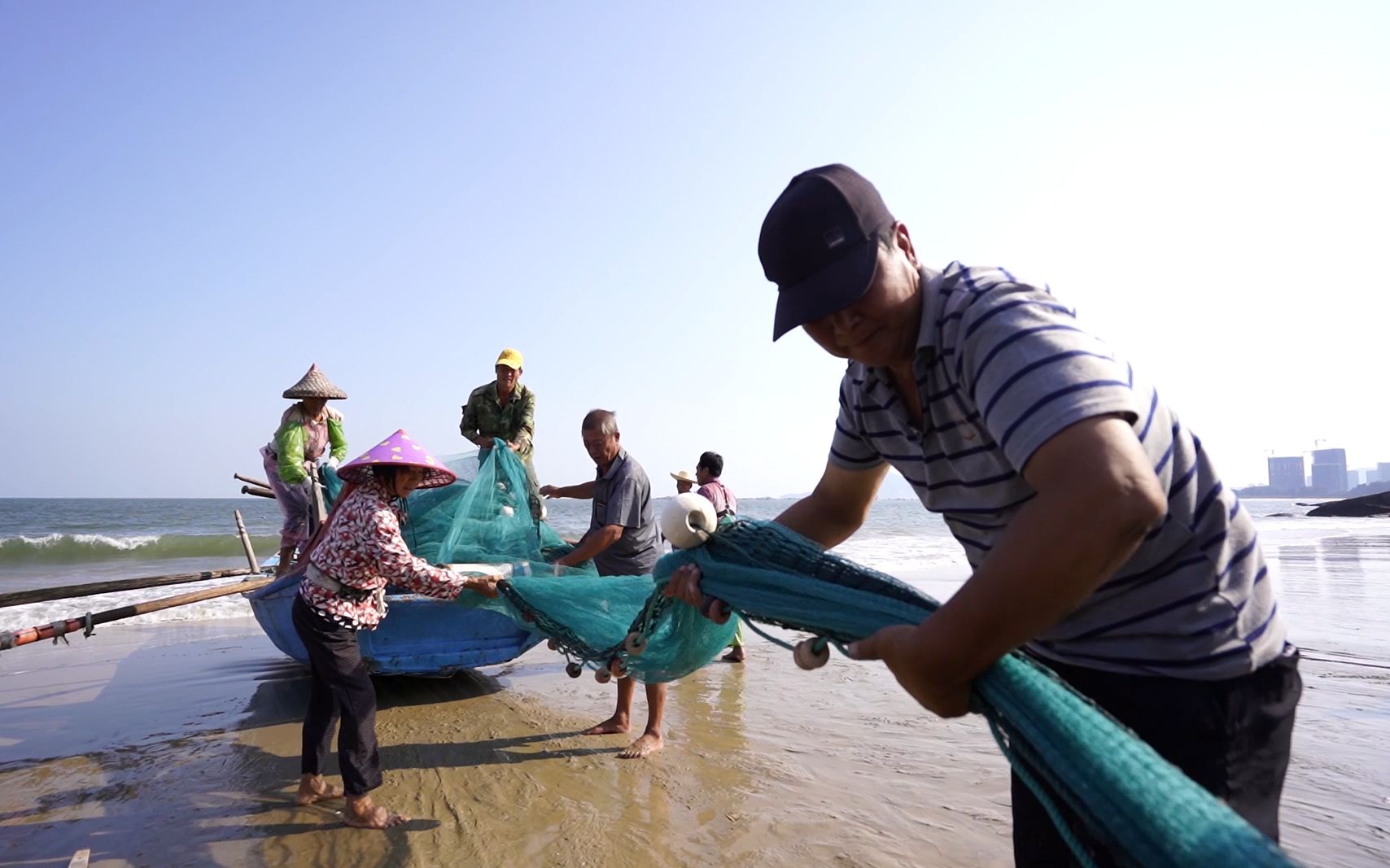 17点钟的福建漳州拉山网船长陈明仁开始联系船员下海捕鱼