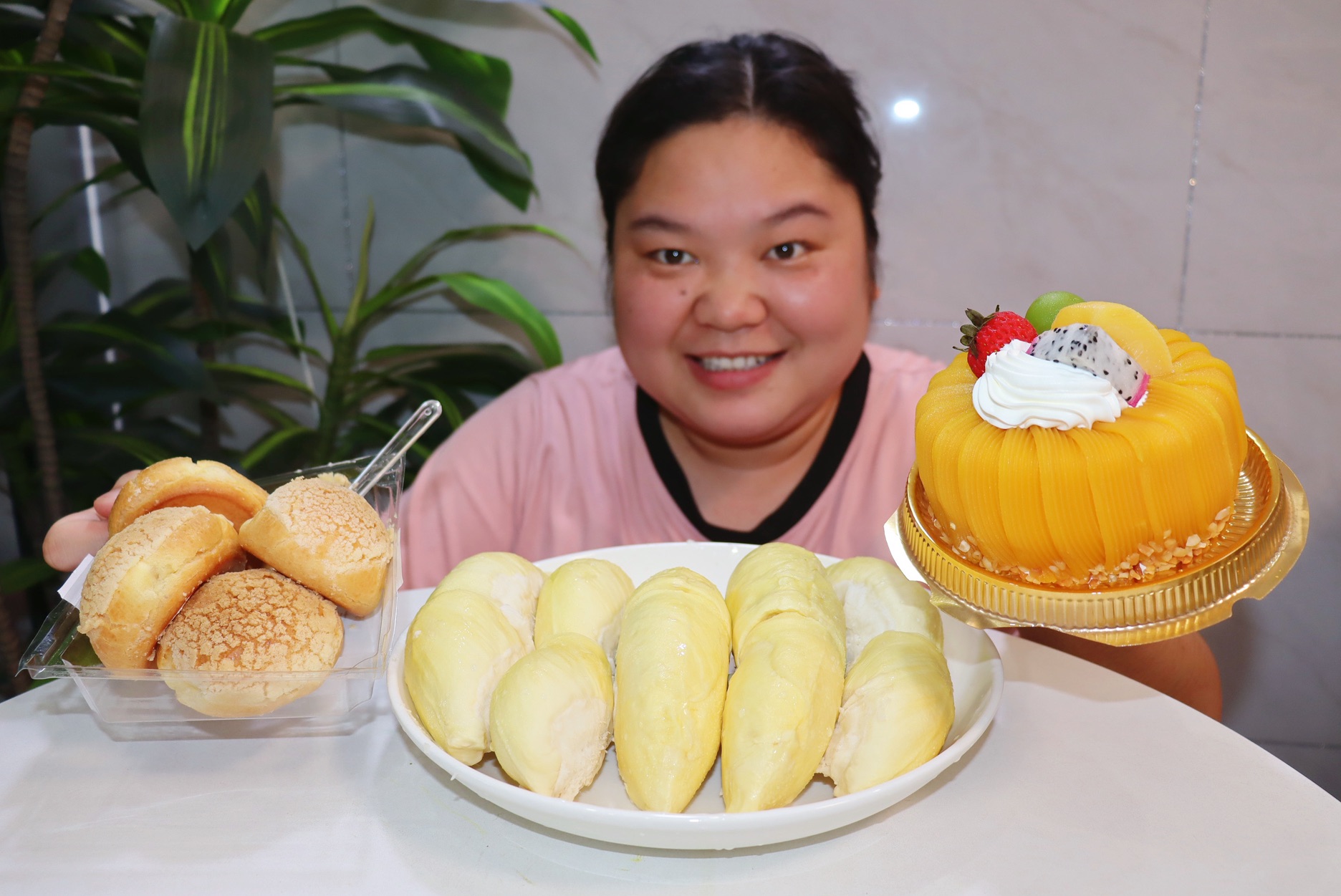 19块一斤的报恩榴莲,拿奶油泡芙和板栗蛋糕夹着吃,甜蜜爆表了