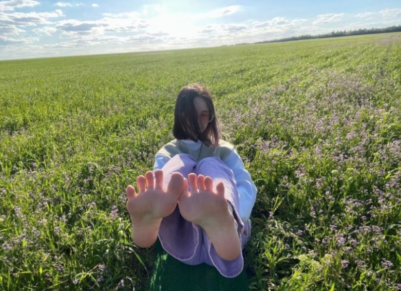 阳光下的裸足女孩.