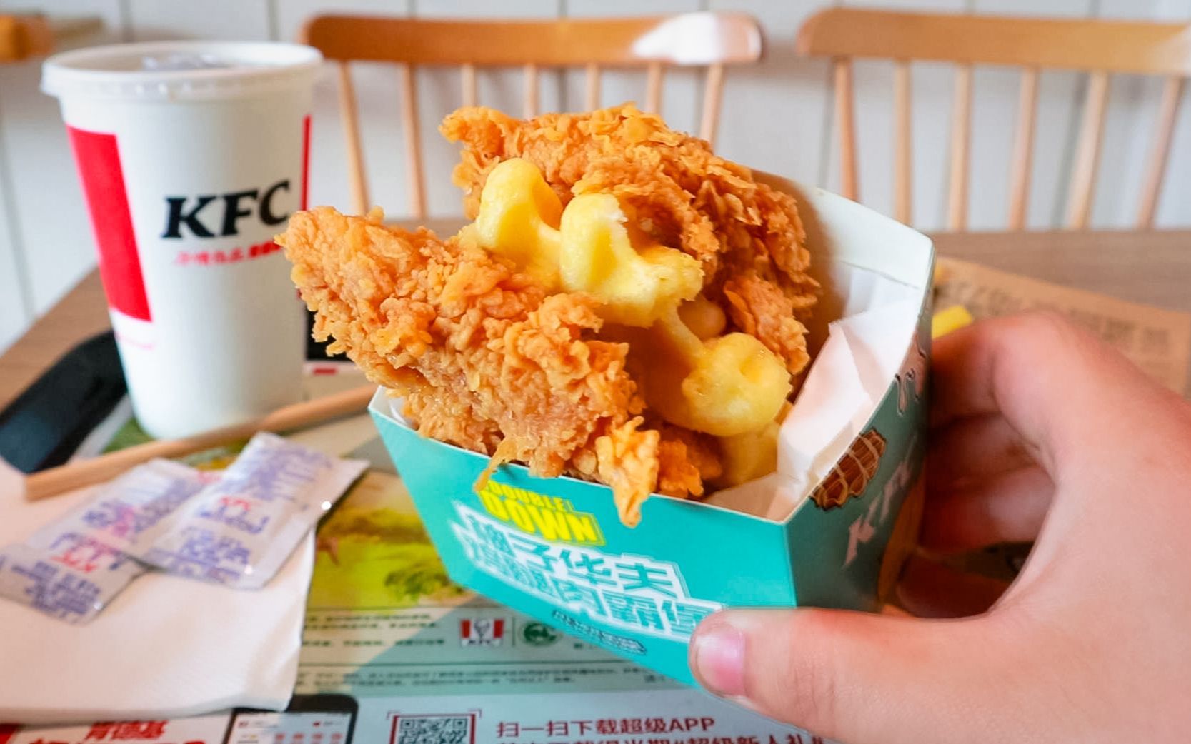 肯德基新出的肉霸堡,两块鸡排夹华夫饼,一口下去很满足