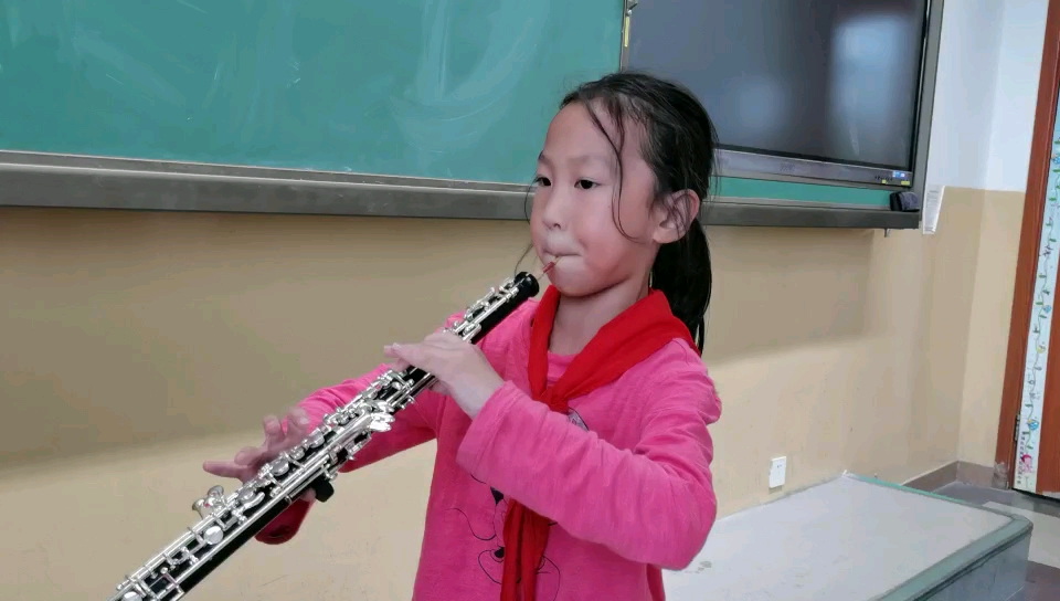 [图]双簧管之声俱乐部后备人才济济。二年级的王若泷学习双簧管二个月，演奏的有模有样。体现俱乐部教学规范并且是高水平。