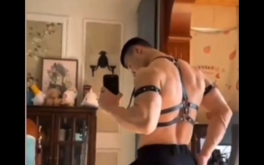 肌肉男和皮革最配了