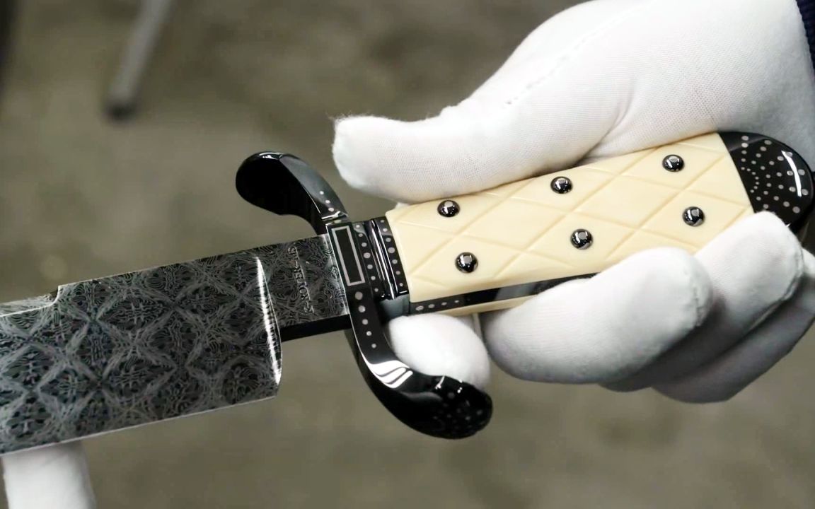 以色列兄弟自制的一把大马士革博伊刀,太炫酷!貌似一般人买不起的样子