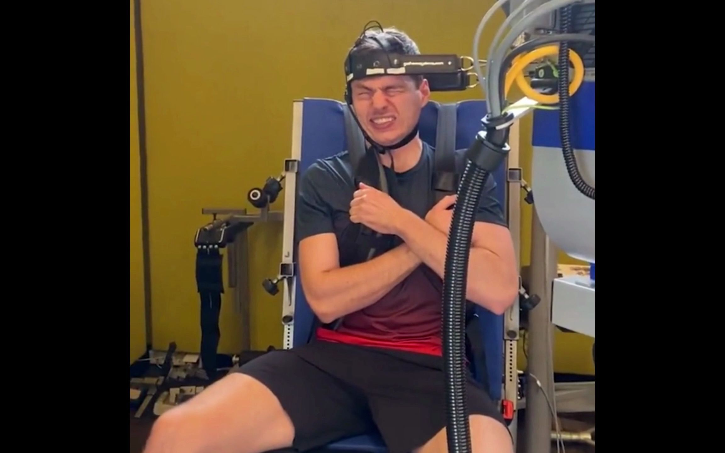 不信你看,f1职业车手脖子粗是有原因的