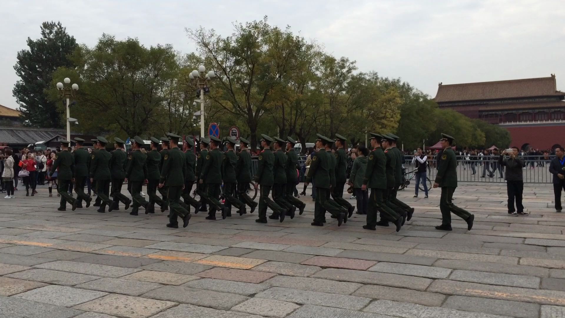 [图]很激动能够在北京故宫之行偶遇武警战士唱军歌，这就是气势！