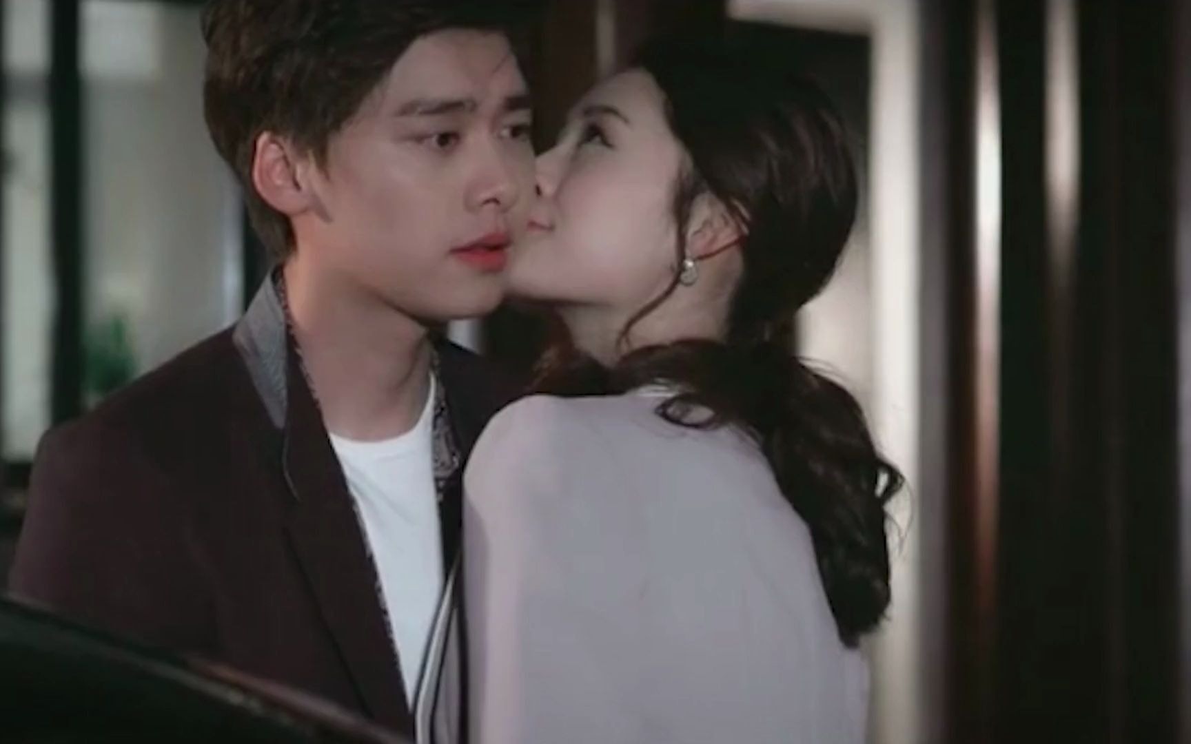 李易峰x李沁甜蜜热吻!是你先惹我的哦,还要跑?一吻再吻!