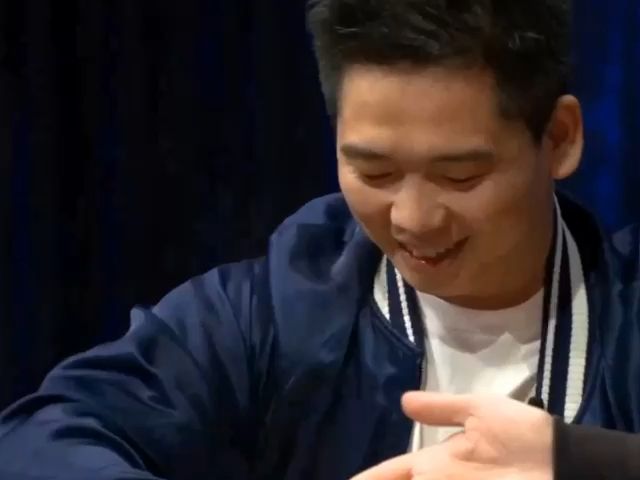 谭轩赢下超大底池,露出了最纯真淳朴的笑容!