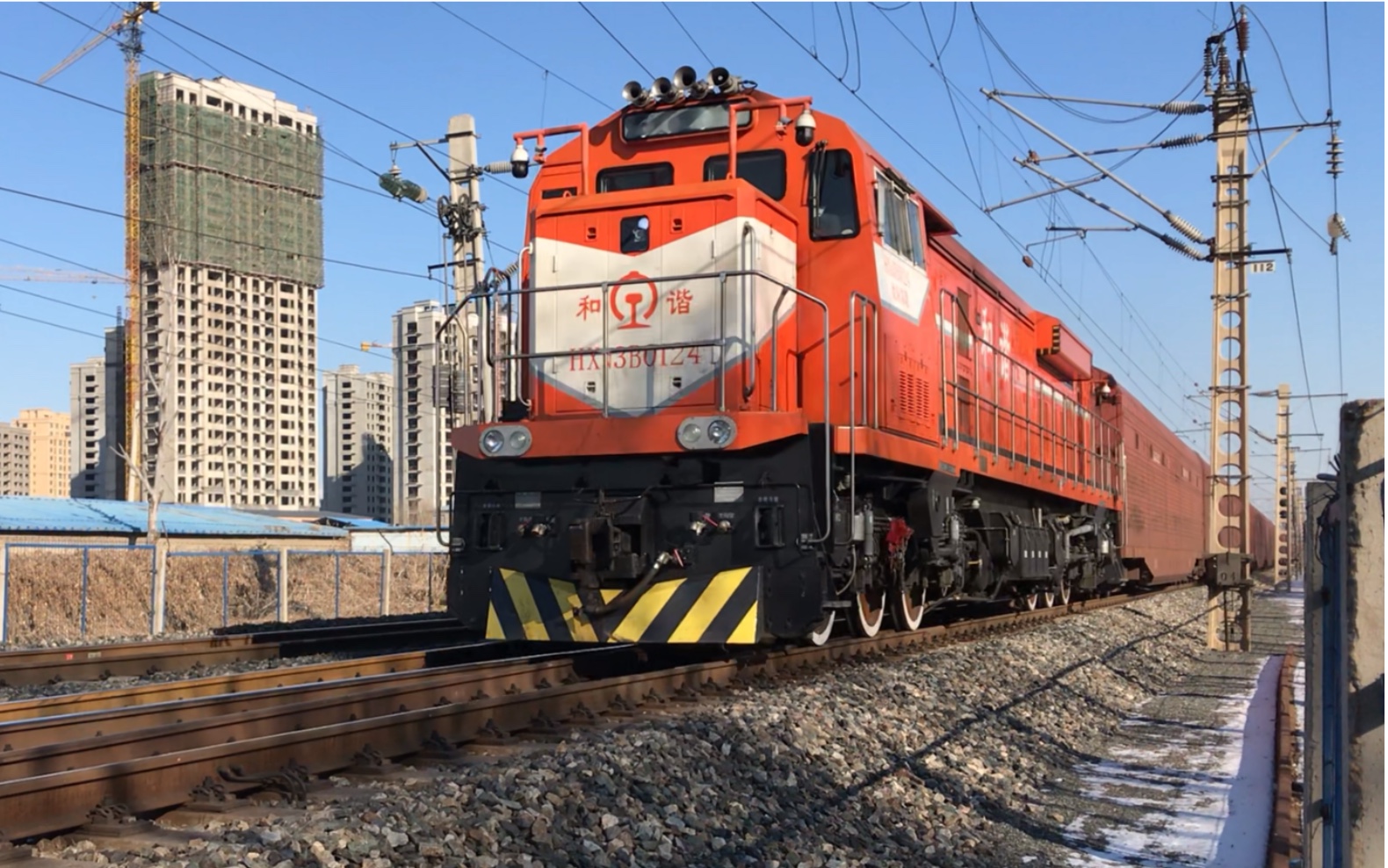 于虎线沈局苏段hxn3b0124牵引49836全列编组jsq6凹底汽车运输车通过
