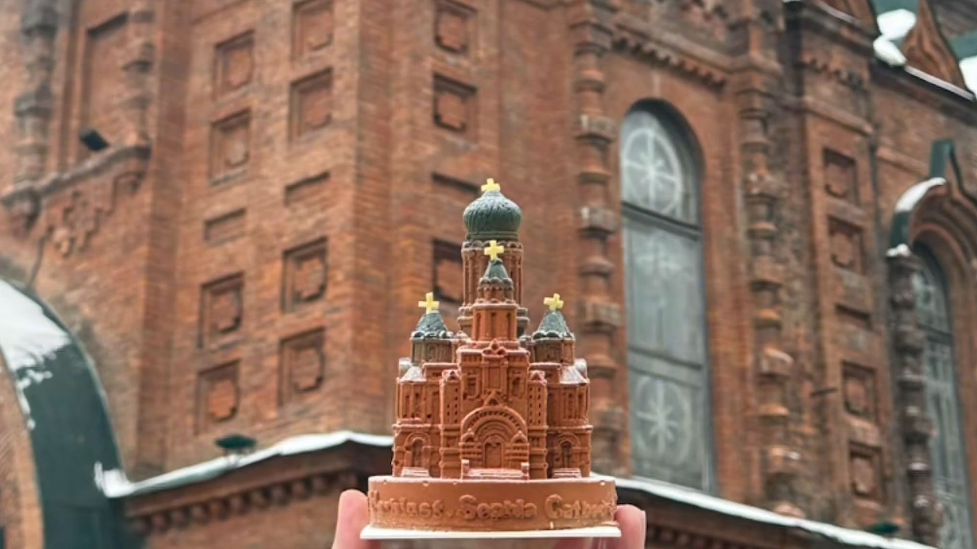 哈尔滨58元索菲亚教堂蛋糕被卖爆,早7点就排长队,店主感动流泪:太冷了