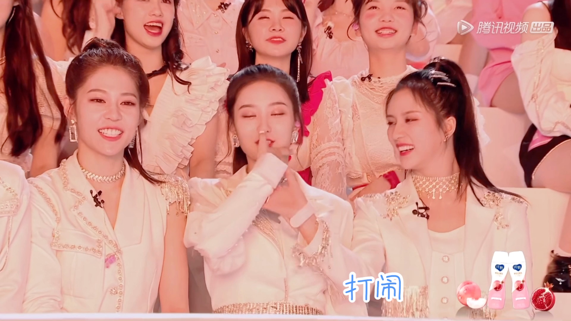 艺些徐艺洋在看鹿晗表演时的憨憨行为刘些宁迅速阻止