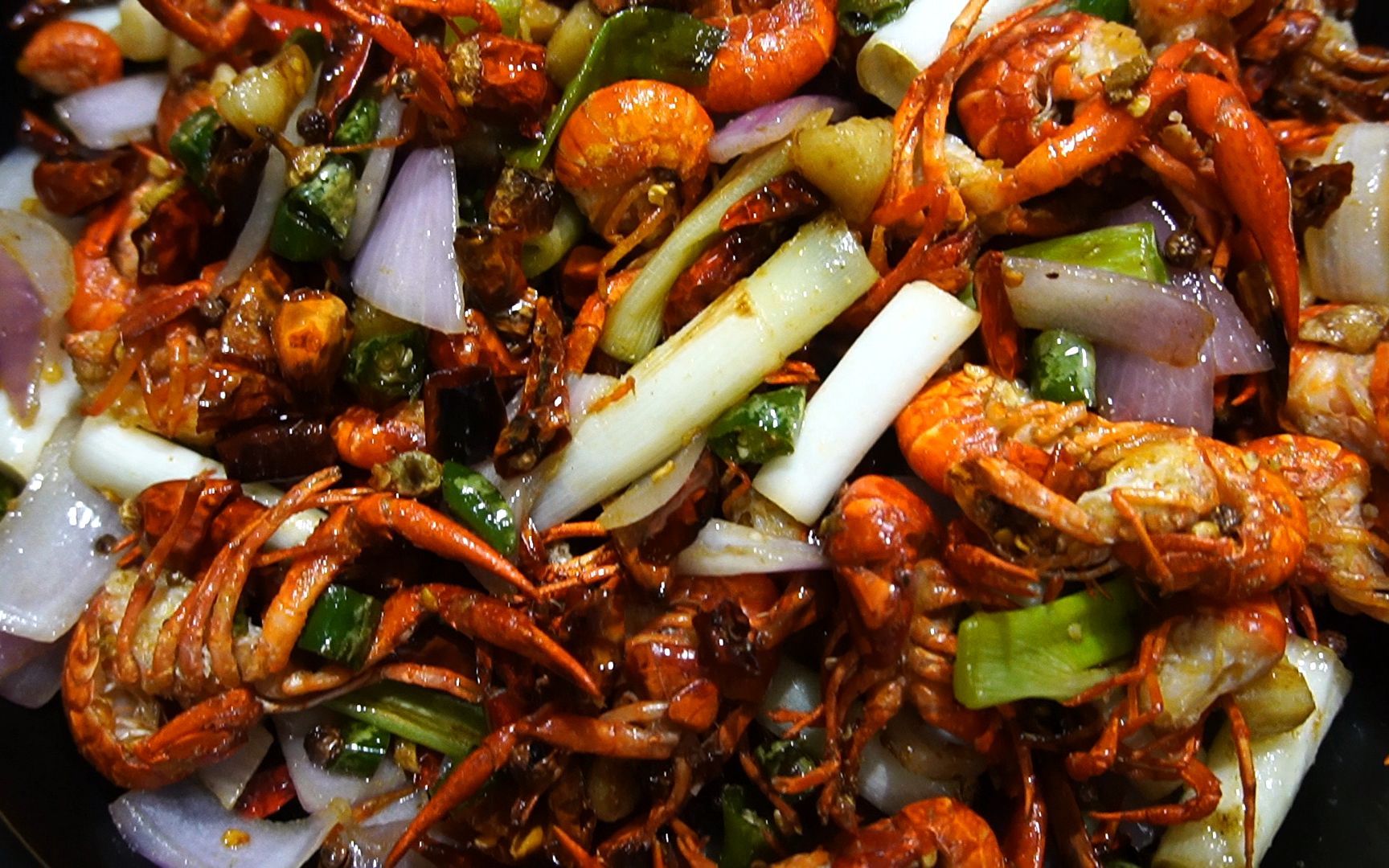 亚兰整一道火爆小龙虾嫩虾带壳一起吃又脆又香家人连连夸赞