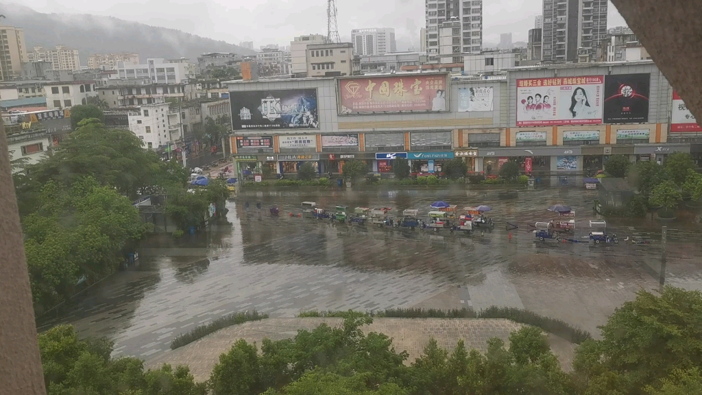 怀集县步行街下中雨了