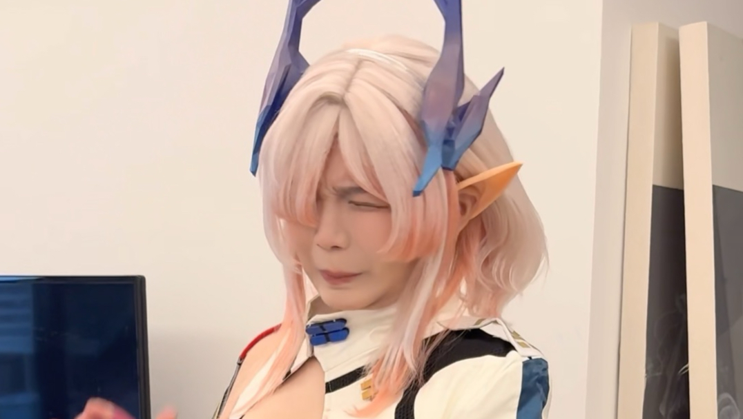 起因是主播花180元租到了原味cos服