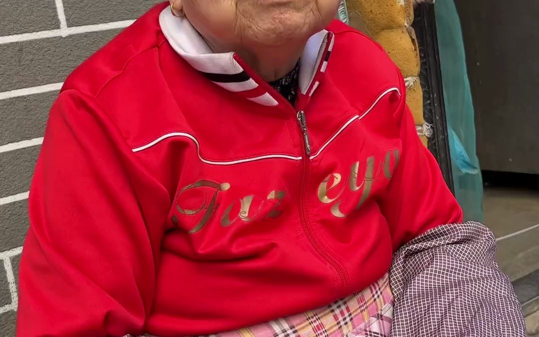 85岁独居老奶奶做串串二十多年 三毛一串 自力更生不想给儿女们添麻烦