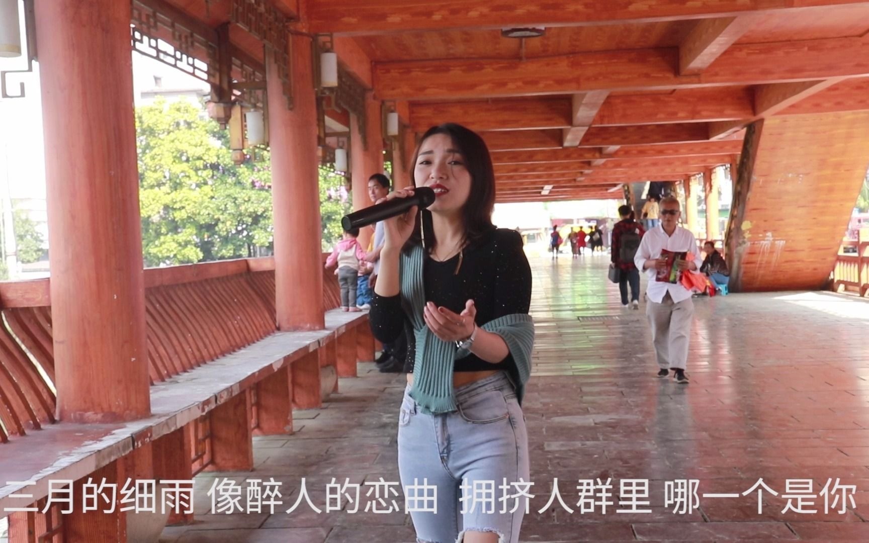 [图]街头女孩唱经典歌曲《亲爱的你在哪里》陌生的城市只留下我哭泣。