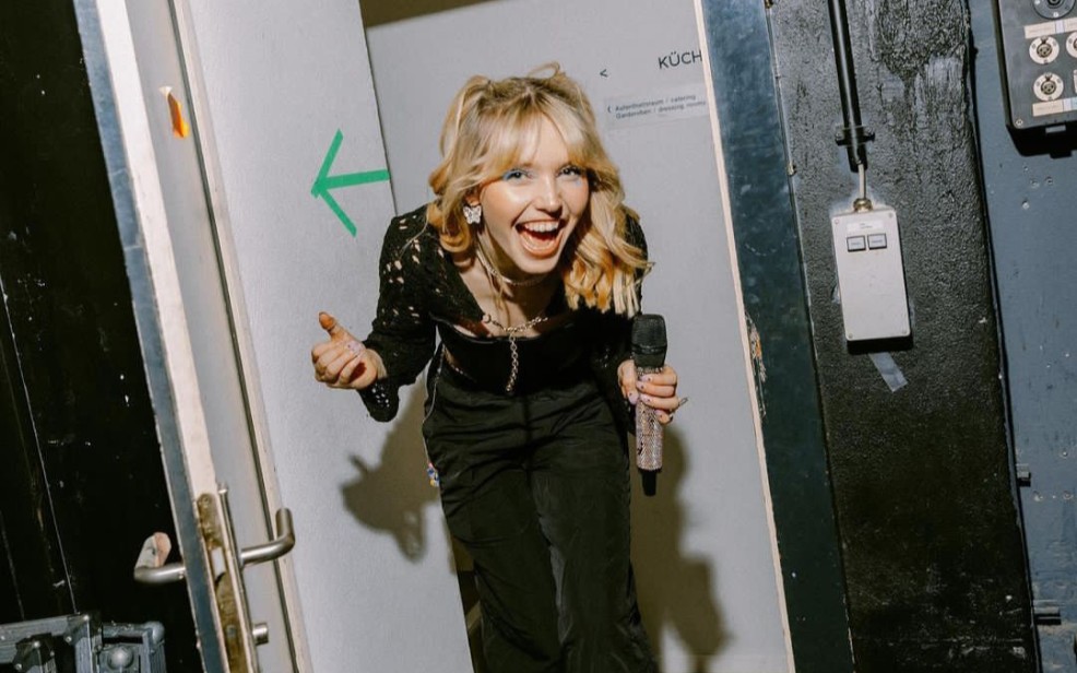 【德语音乐】德国流行女歌手lina现场演唱wasser「水」"我生于水中,却