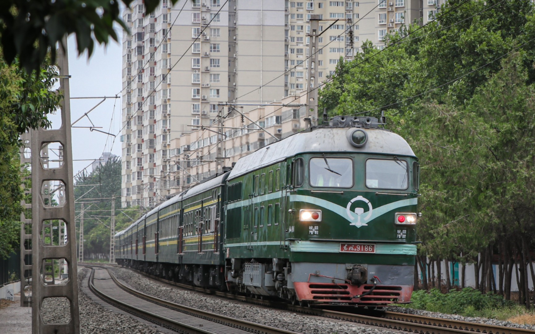 【瓜爷拉客】西局西段df4b-9186牵引8356次(前河镇——西安)通过