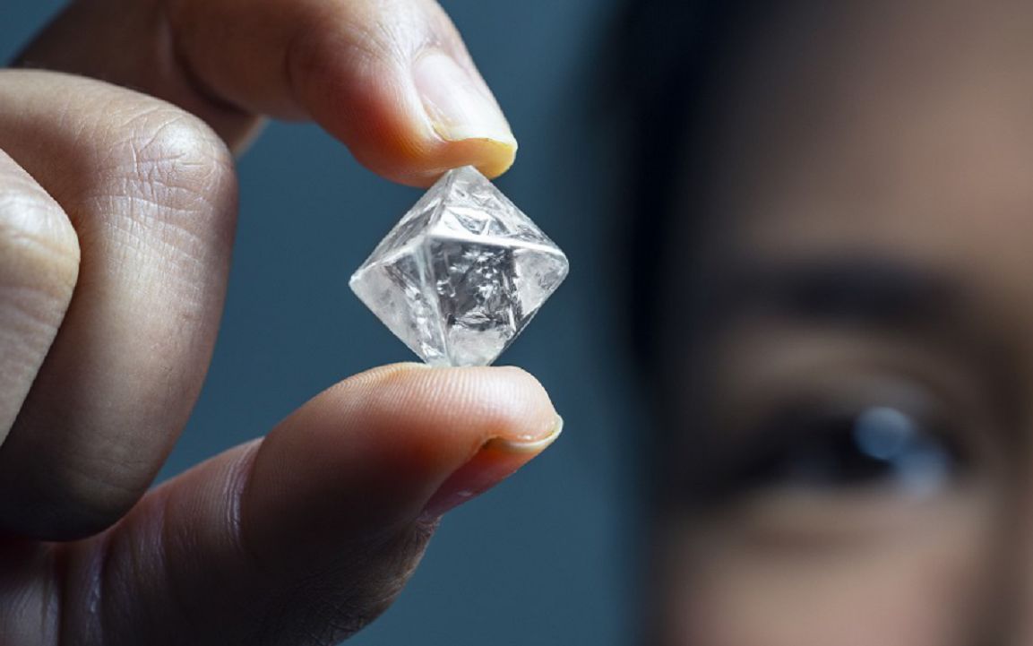 中国科学家独创,全球最硬的玻璃,连钻石都能轻松划伤?