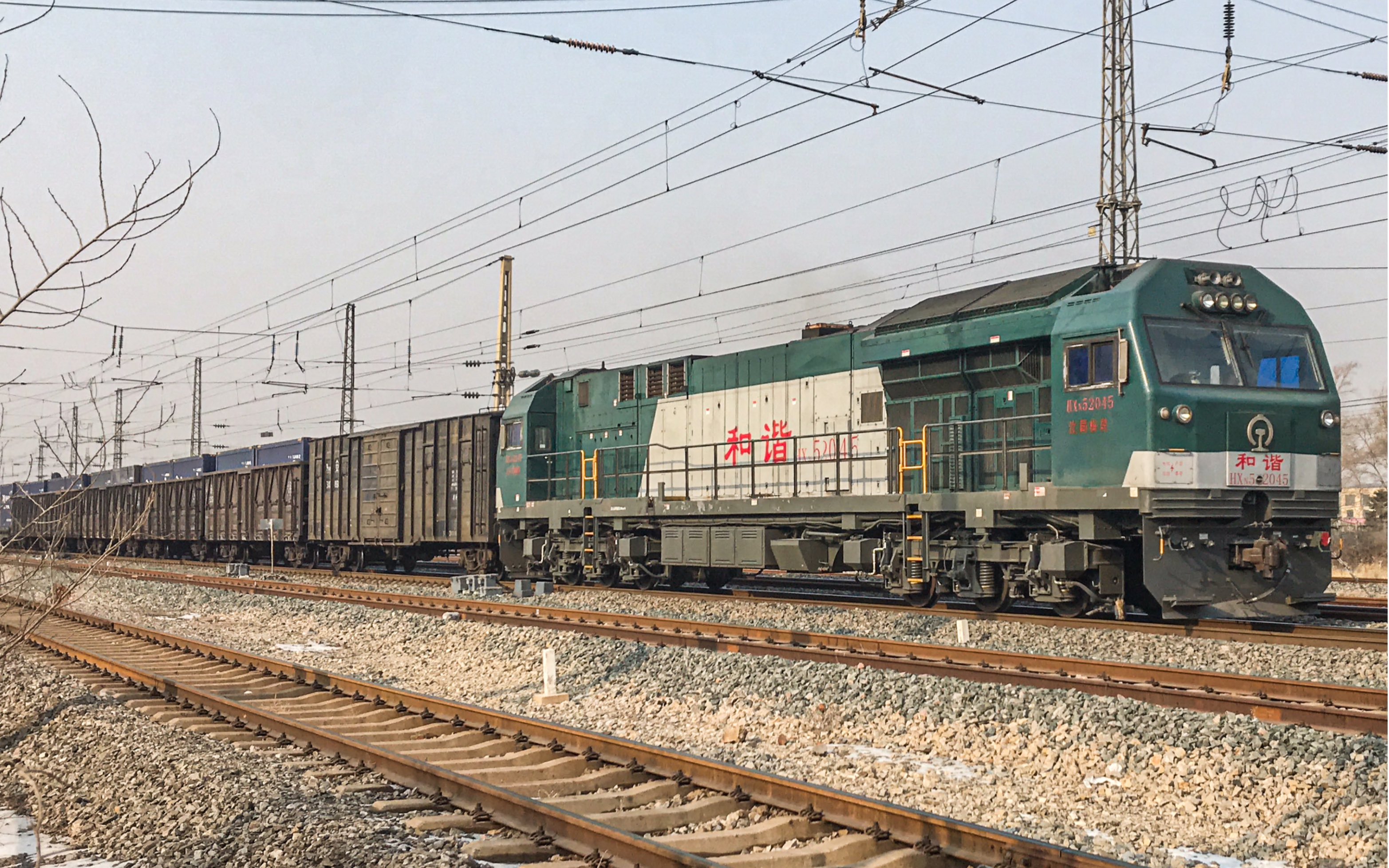 裕国站下行编发场沈局梅段hxn52045双司机室2000系机车牵引43195次摘