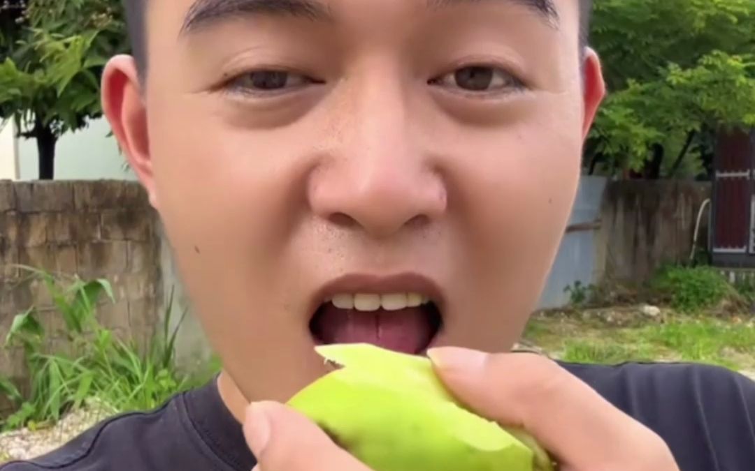男子挑战吃云南最酸水果—酸木瓜,堪称"吃酸"最全表情包大赏