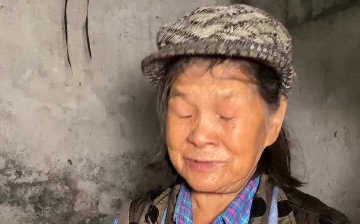 当奶奶抱我那一刻,她一辈子的委屈终于可以排泄. 秋哥送温暖