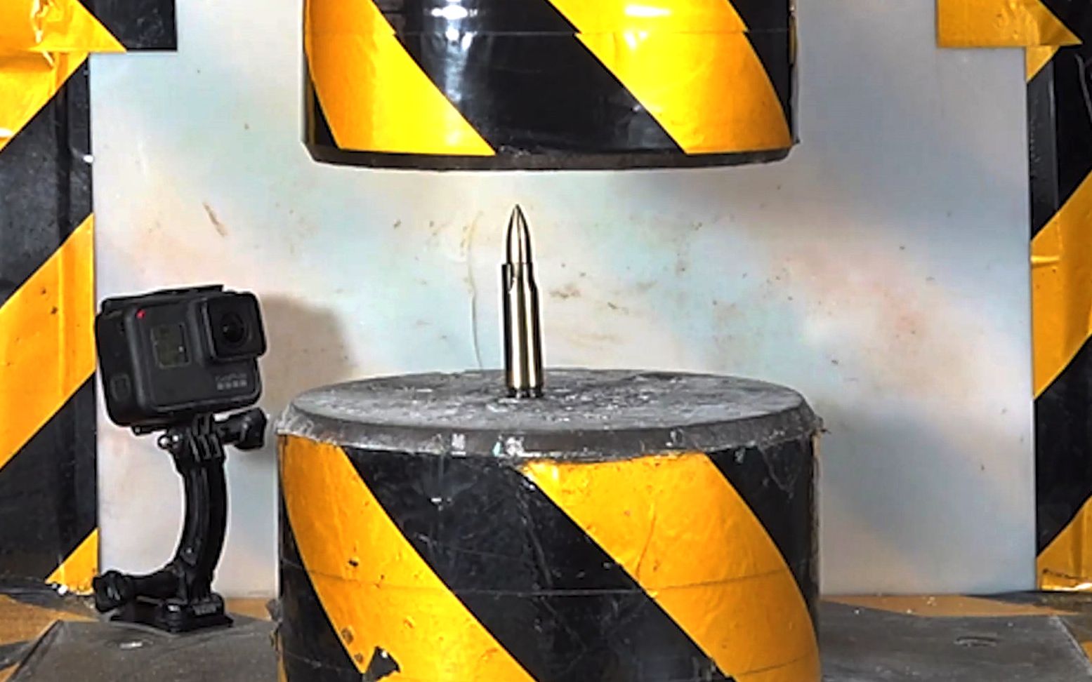 前方高能!液压机压子弹和手雷会发生什么?