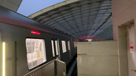 北京地铁昌平线cp061车组始发进入沙河高教园站