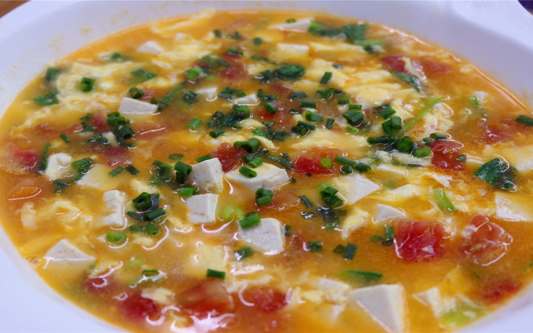 秋季喝汤好,西红柿豆腐汤的做法,营养又好喝,味道是又鲜又美味