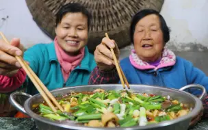 Скачать видео: 冬天的美食羊杂火锅，新鲜的羊杂烧一锅，热气腾腾暖心又暖胃