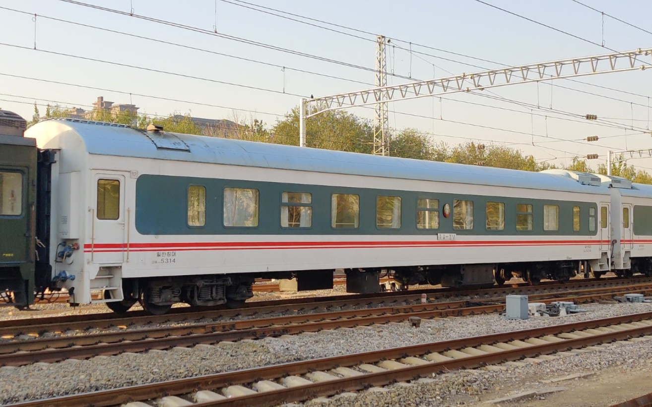 铁路随拍朝鲜国列k28平壤北京通过原柳村道口列尾为朝方担当国际车底