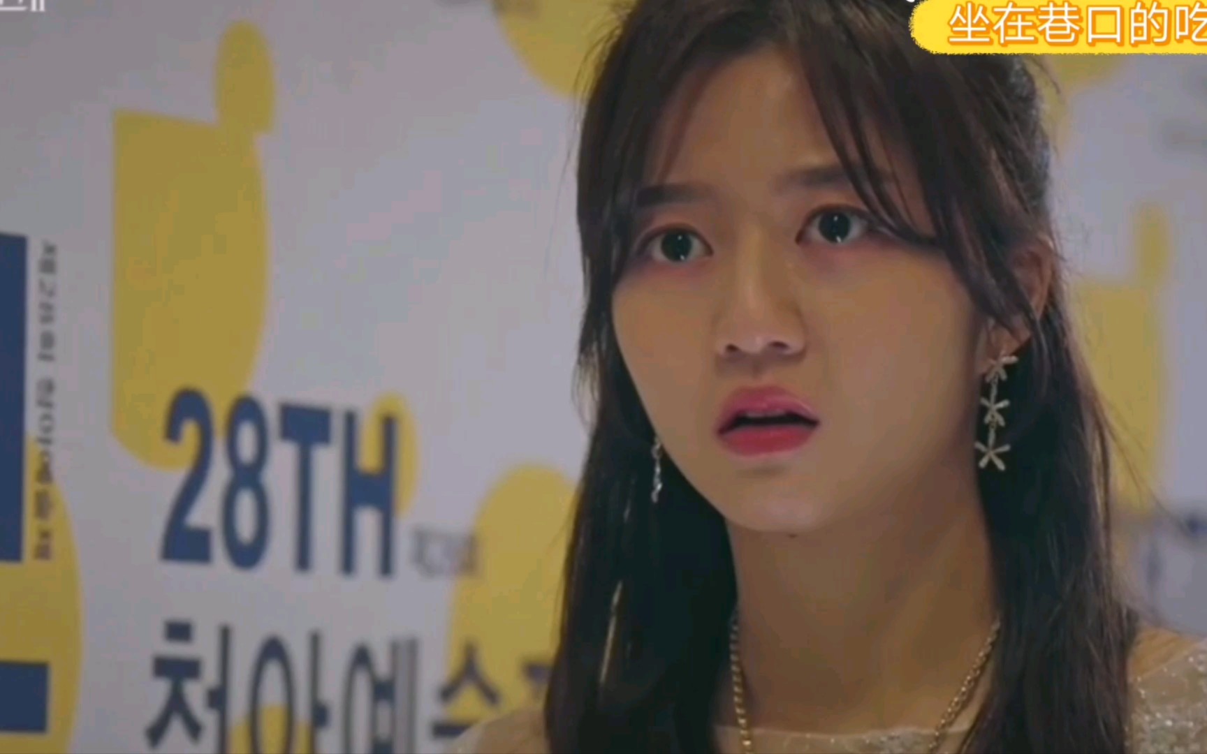 顶楼2第五集露娜演唱时弹钢琴的老师临时换了曲子但露娜表现依然完美